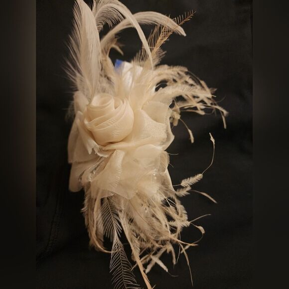 NWT Here comes the bride hair piece Biege Honey Cream Silver Hair Comb